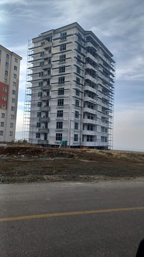 Çevresinde dış cephe iskelesi bulunan çok katlı konut yapısı
