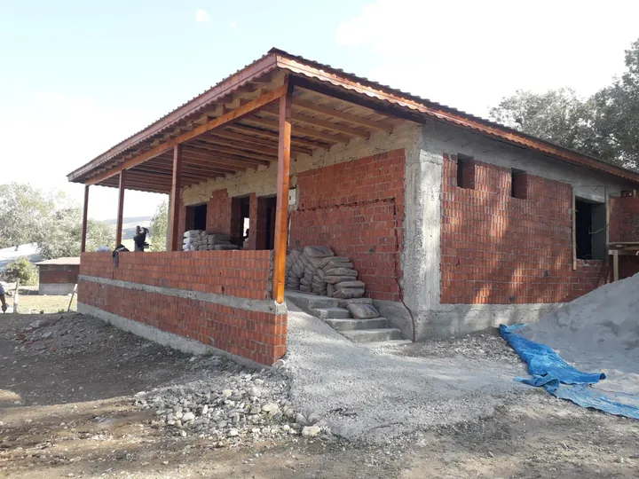 Tuğla duvarlı yapının ahşap sundurması ve kiremit çatı uygulaması