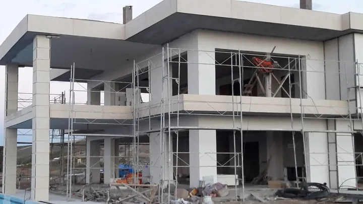 İskele kurulmuş iki katlı yapıda dış cephe uygulama aşaması